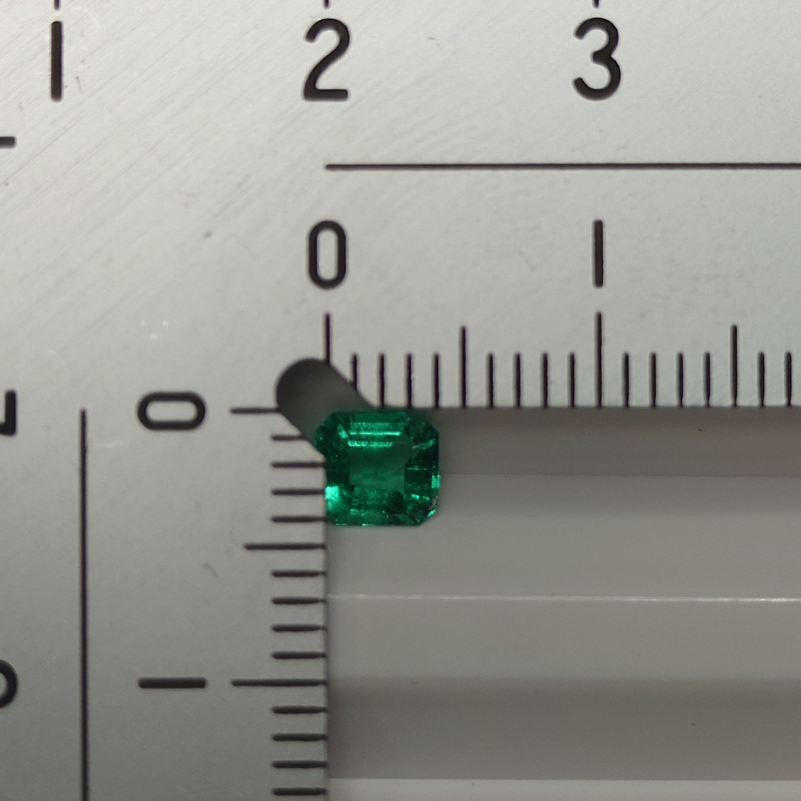 Natural Emerald 0.35 ct, approx. 4.6mm x 4.1mm x 2.5mm, Jewelry Removal e0021
