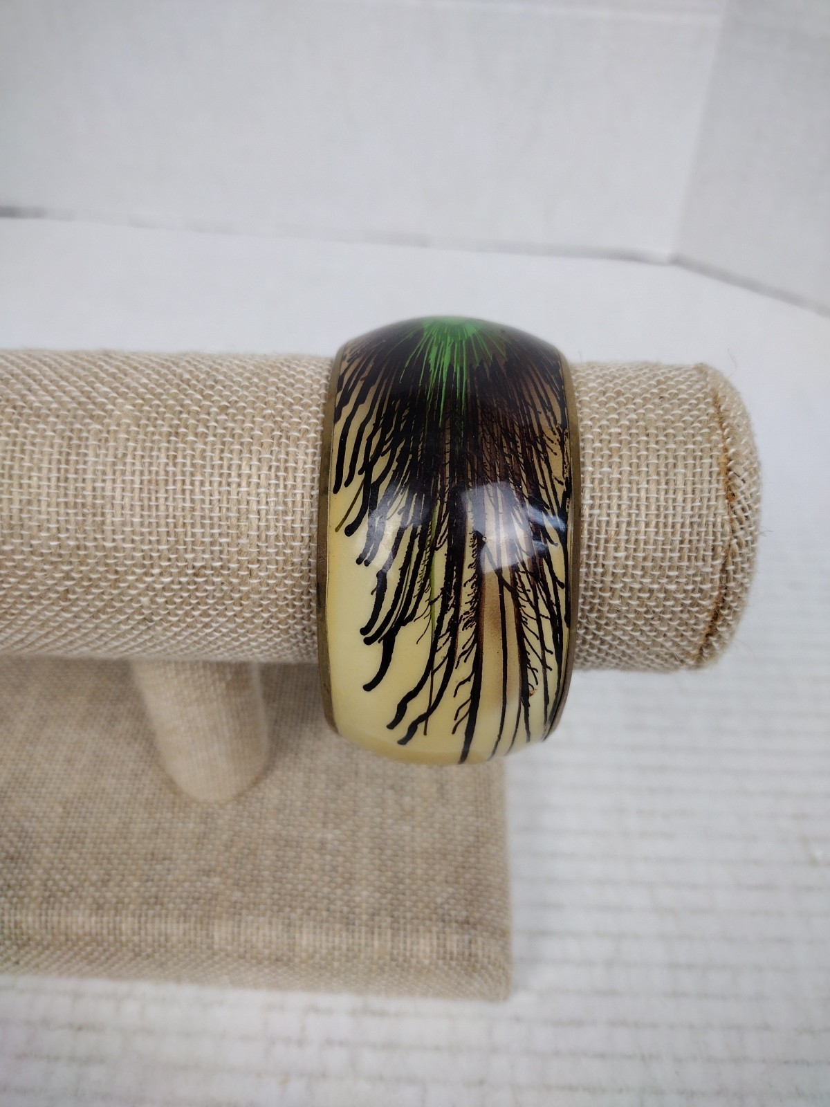 LUCITE ACRYLIC PEACOCK FEATHER BANGLE 1970’s CHUNKY BRACELET