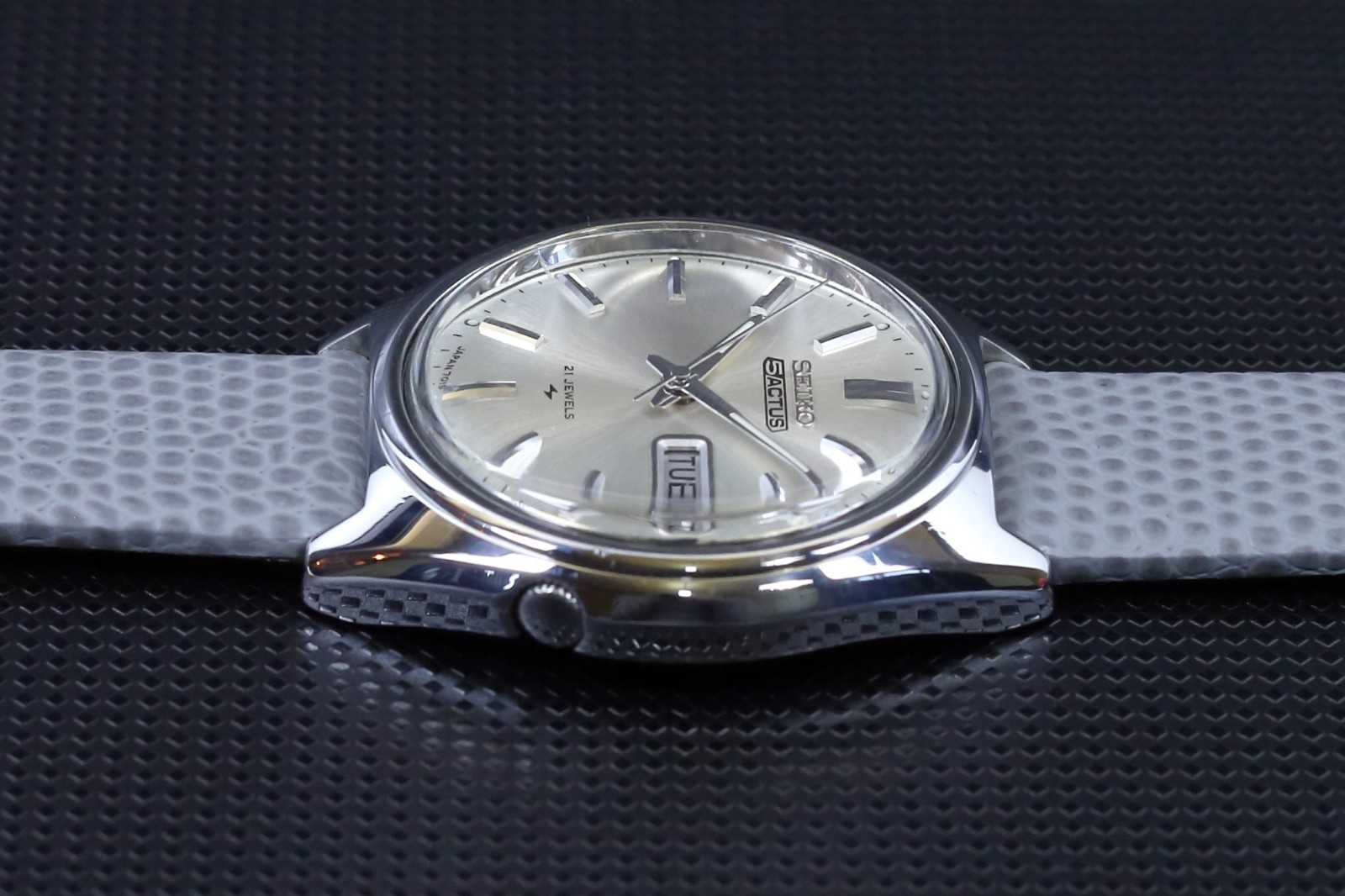 Vintage Seiko 5 Actus 7019-8010 Auto 21J Silver Sunburst Day-Date Japan