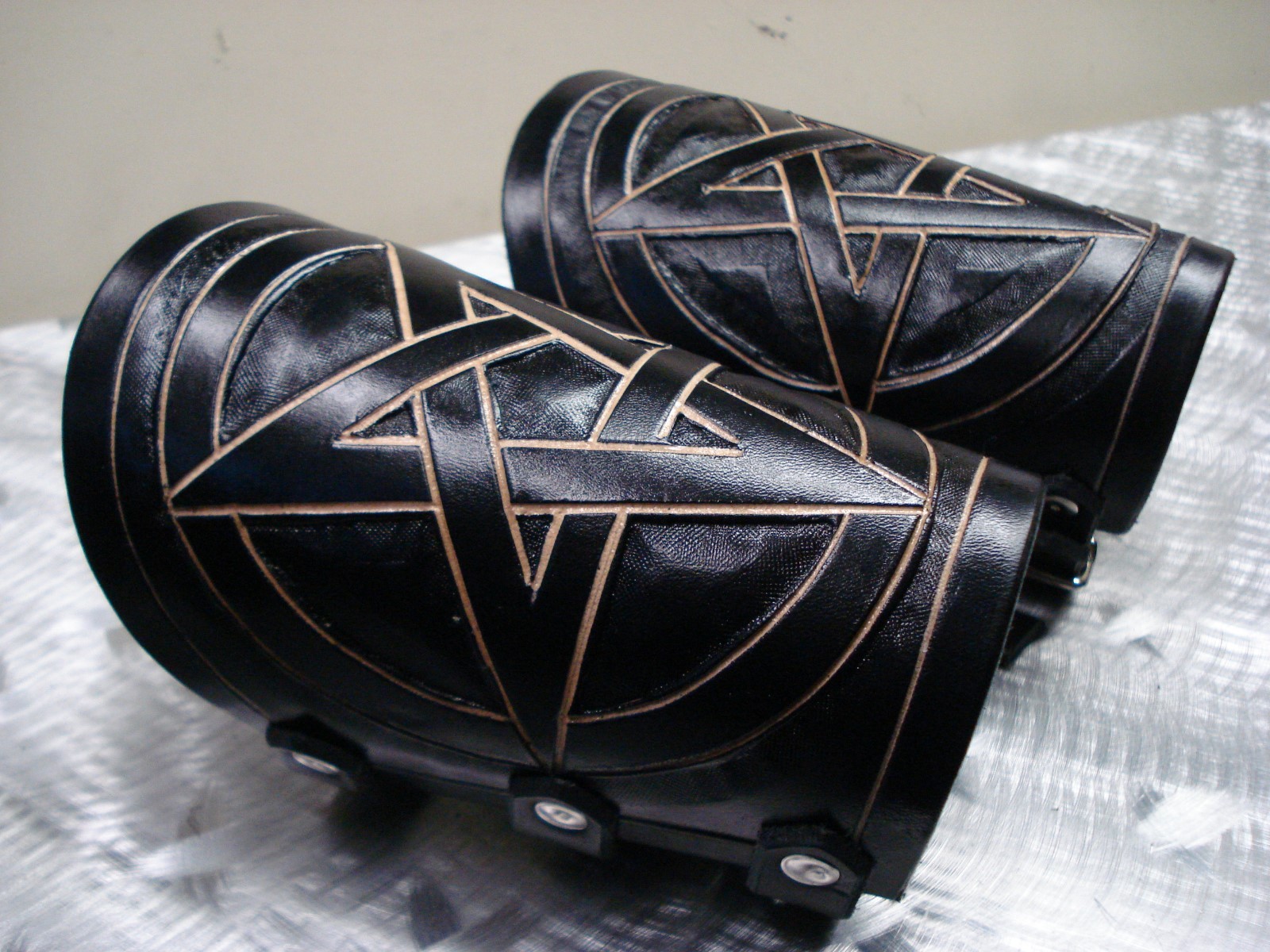 LEATHER LEATHER CARVED GAUNTLET…DEATH METAL…(MDLG0152)….BRUJERIA