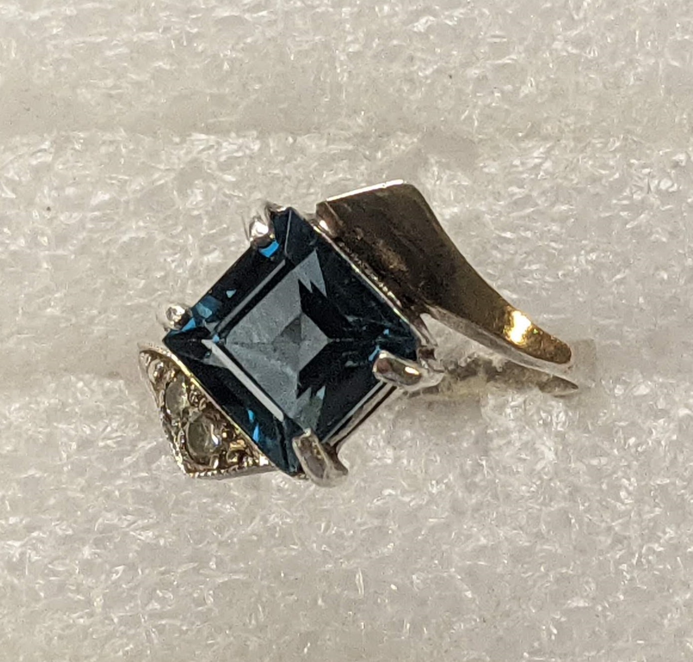 Vintage ring sterling silver 925 Size 8.5 Weight 3.29 g. Blue gem. Gold insert.