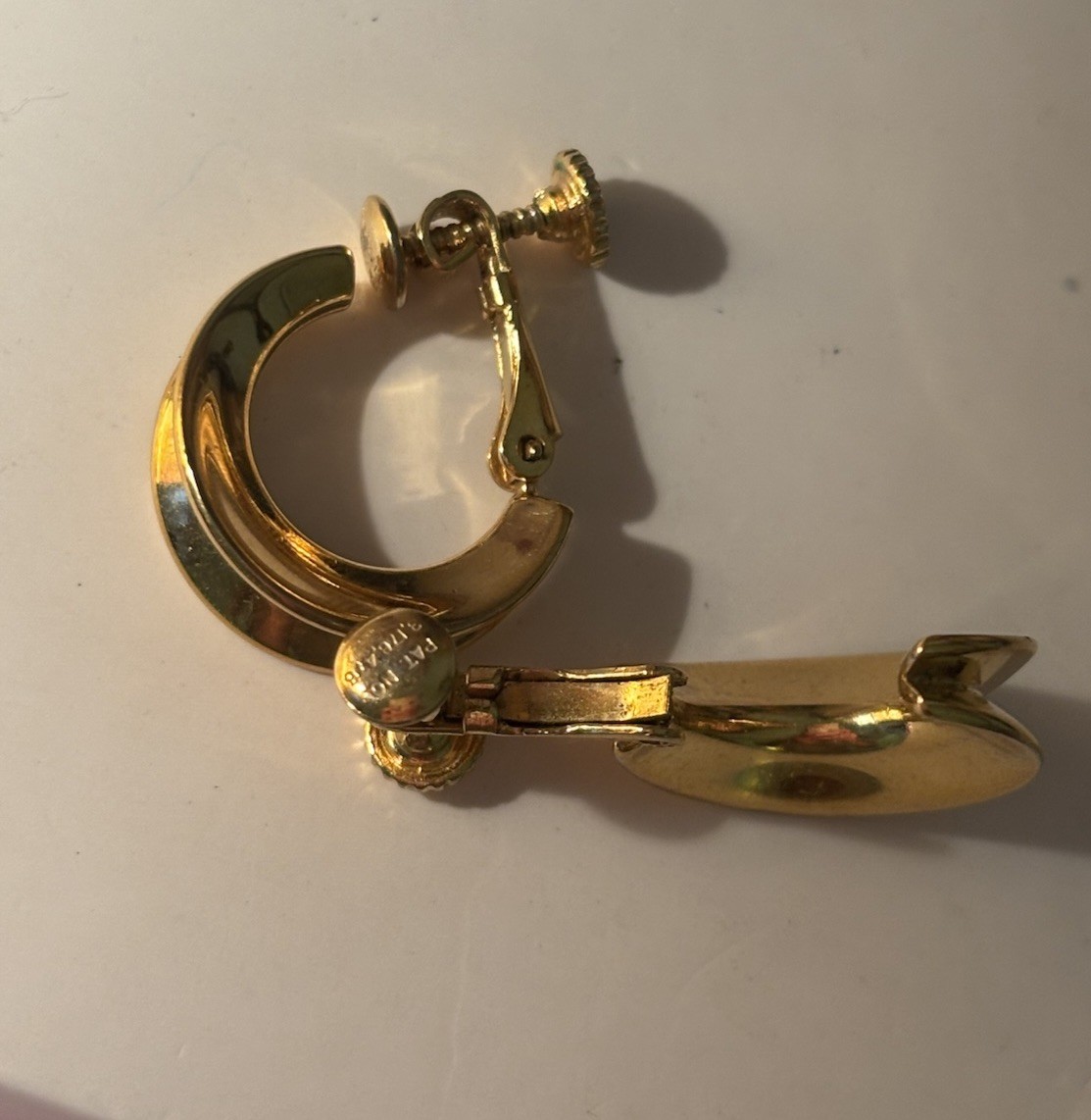 Vintage Napier Gold Tone Thick Round Hoop Huggie Clip-On Earrings Screw Back