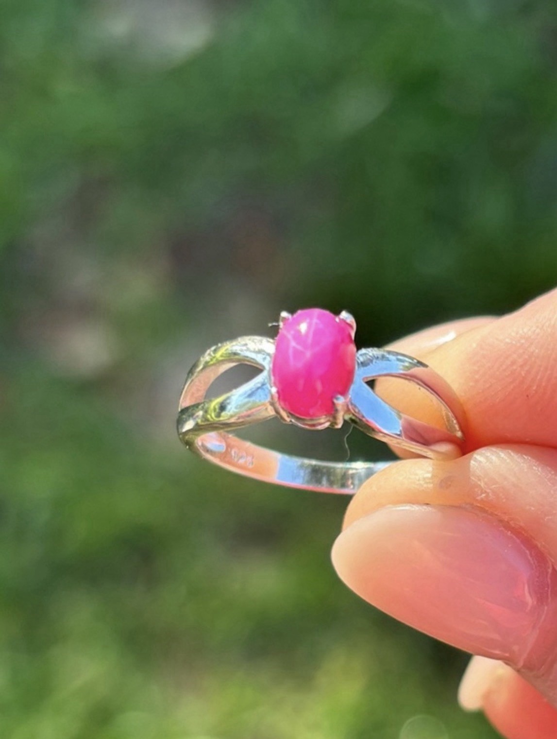 Stunning Ruby Star Sapphire 7x5mm Oval Cabochon 925 Sterling silver Ring size 6