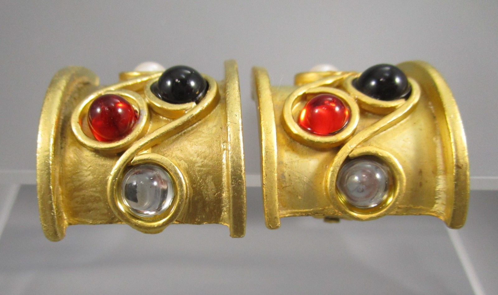Vtg Matte Satin Brushed Curved Gold Tone Multi Color “GEMS” Clip Earrings 166M