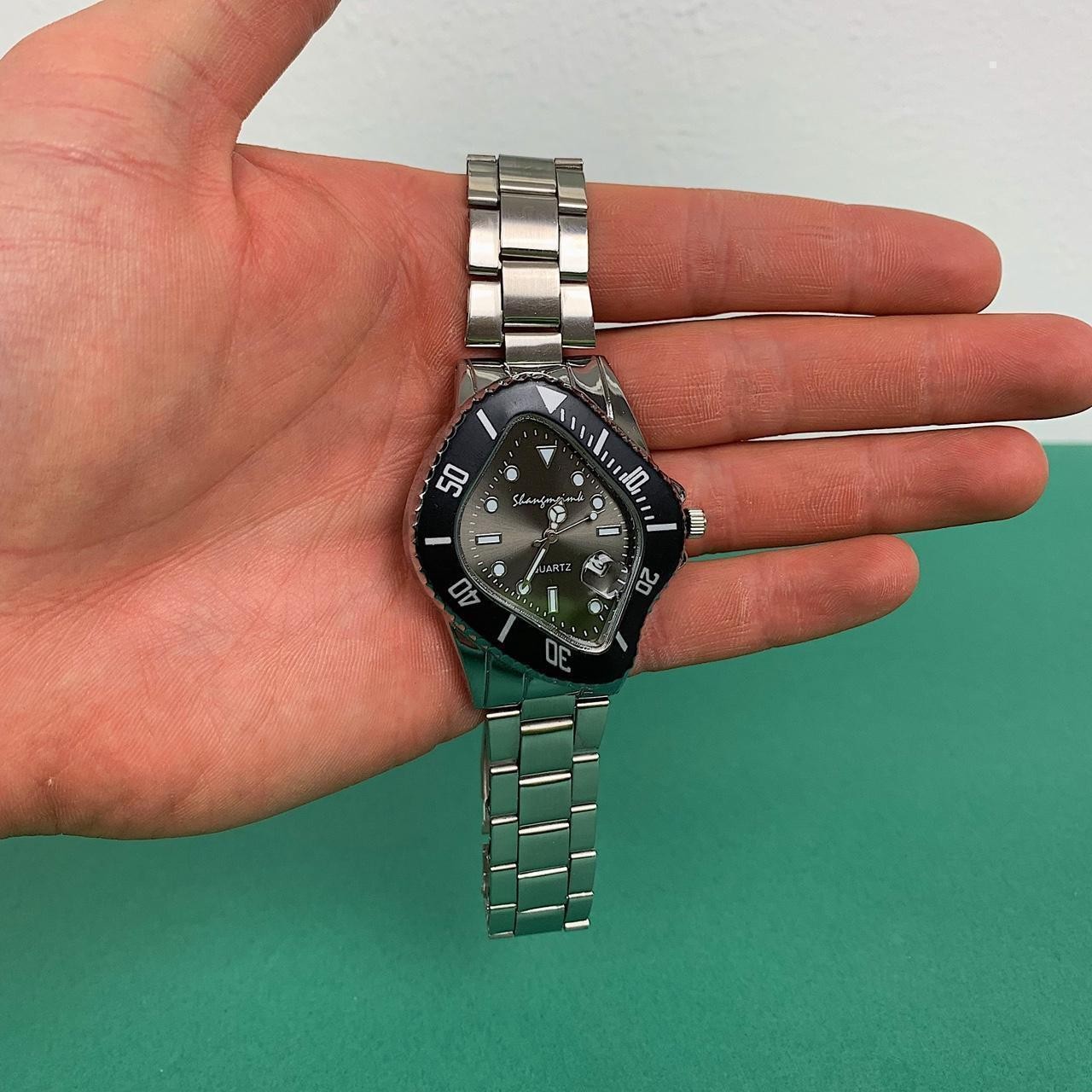 Classy essential minimalist stainless steel futuristic black watch