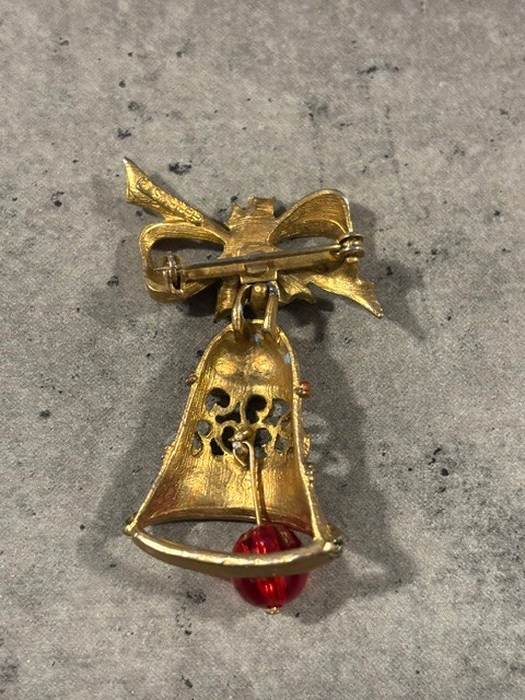 VTG GERRY’S Red Green Enamel Gold Tone Glass Bead Christmas Bell Dangle Brooch