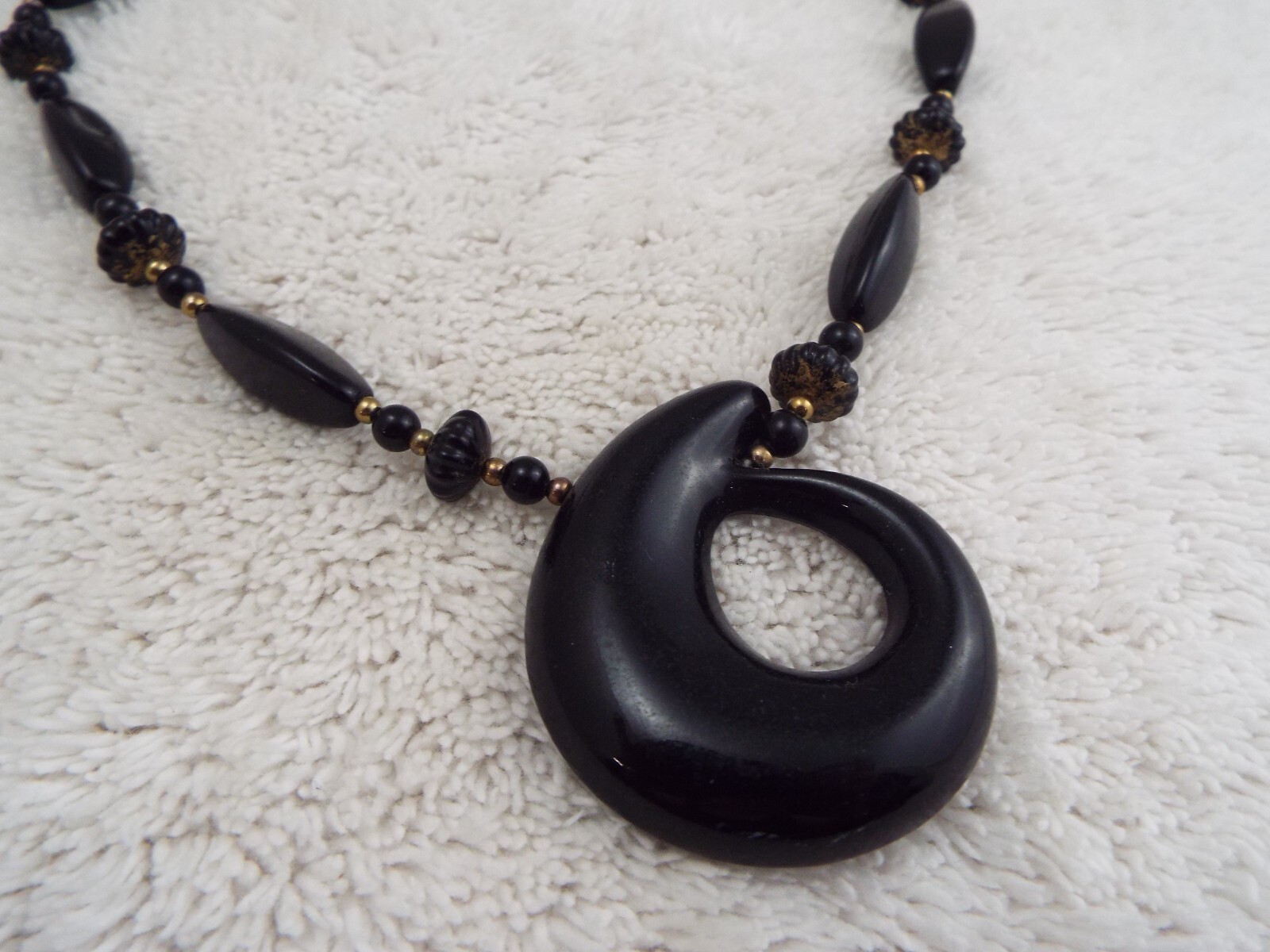 Black Bead Pendant Necklace (H12)
