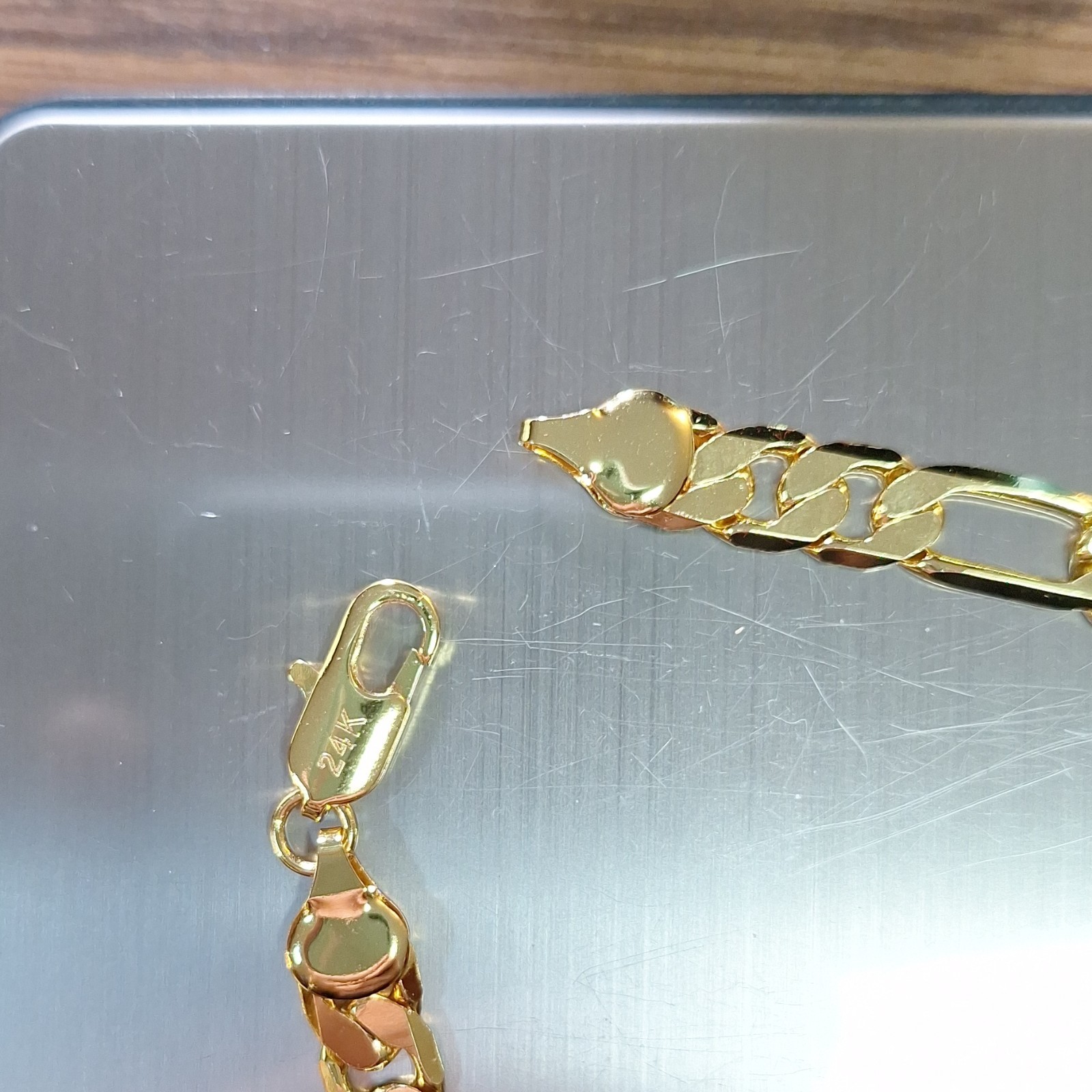 24k Yellow Gold Figaro Chain Bracelet Lobster Clasp 8 in No Stone Chain Style