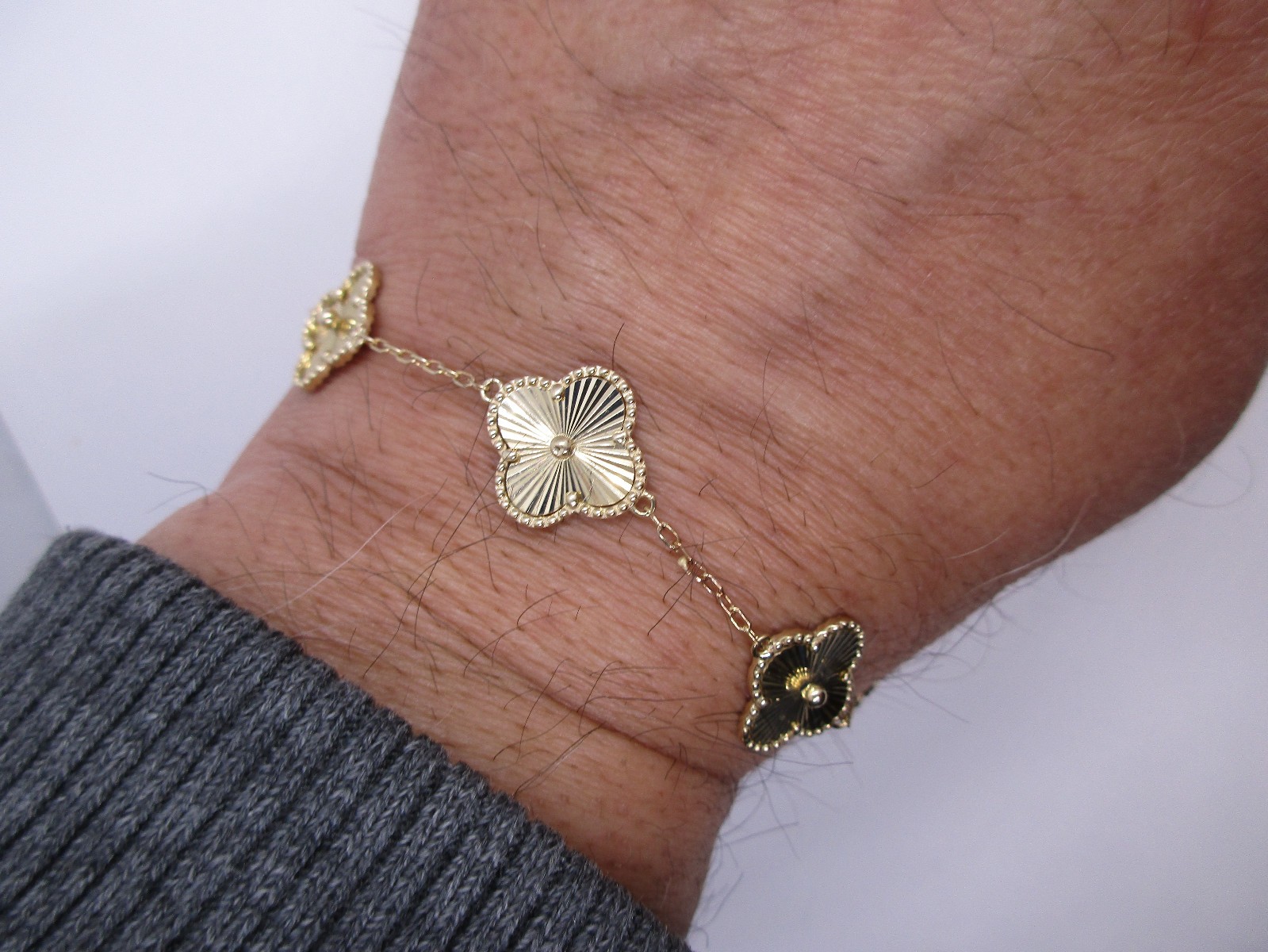 10K Gold Bracelet Could be worn as 7″ to 8″ 4.40 Grams