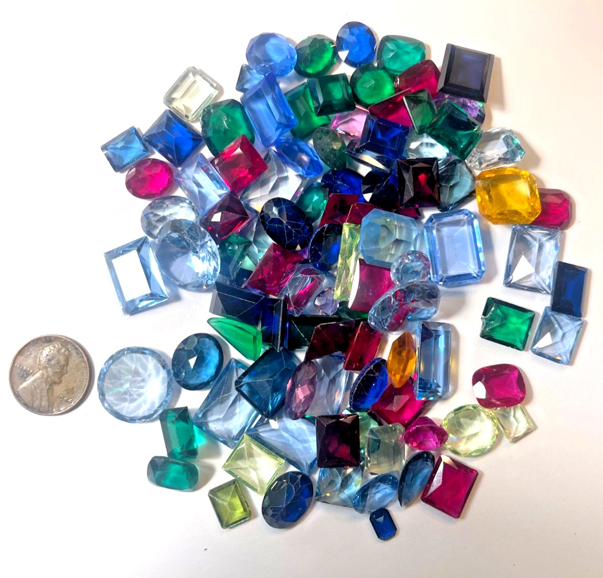 100 ASSORTED PIECES LOOSE DAMAGED SYNTHETIC STONES FOR LAPIDARY TO REPAIR
