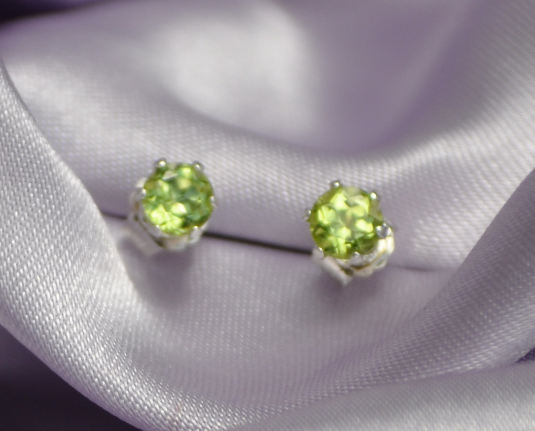 PETITE ROUND GREEN PERIDOT STUDS IN STERLING SILVER– 3.0mm