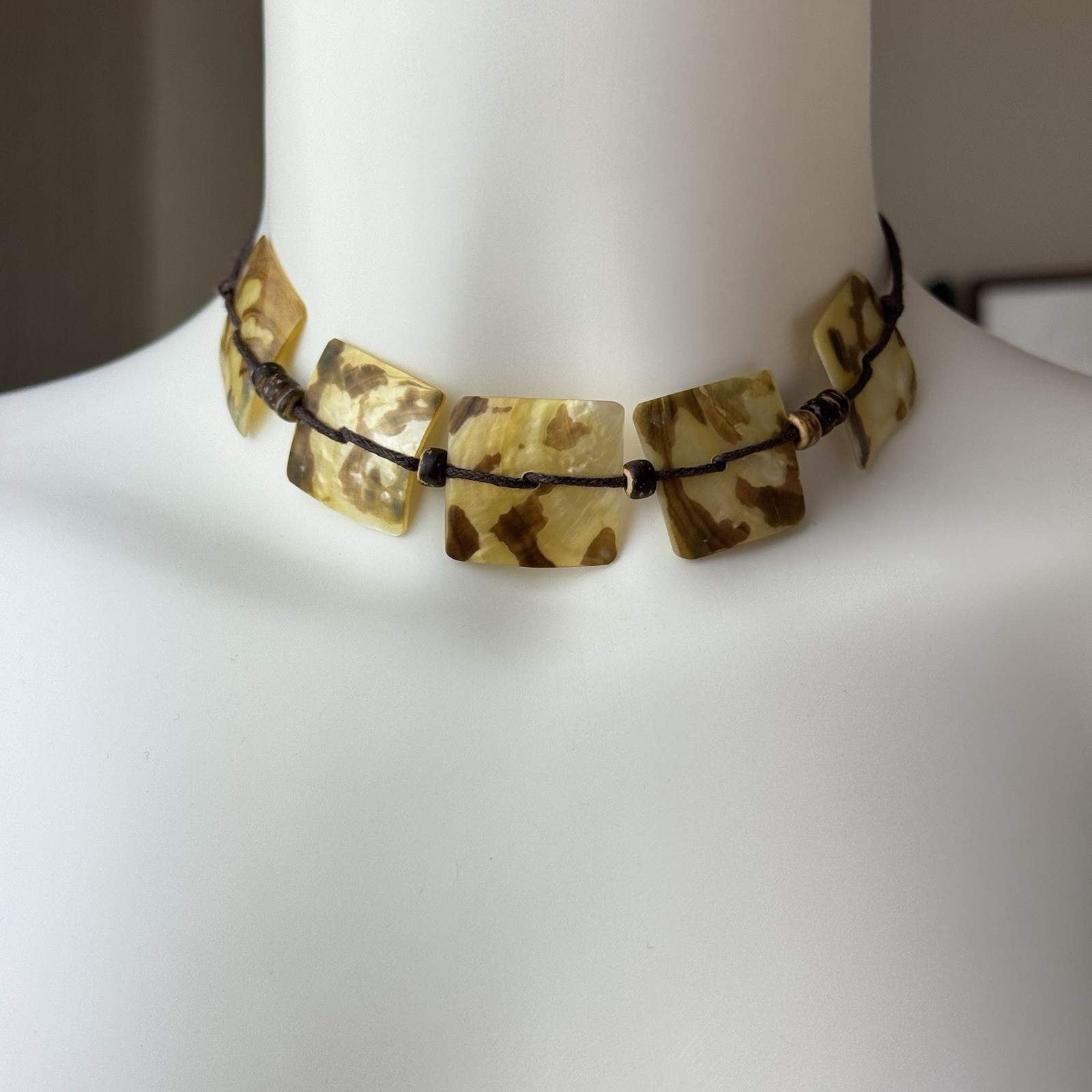 Vintage Shell Necklace Womens Tortoiseshell Effect Brown Beaded 35+5cm