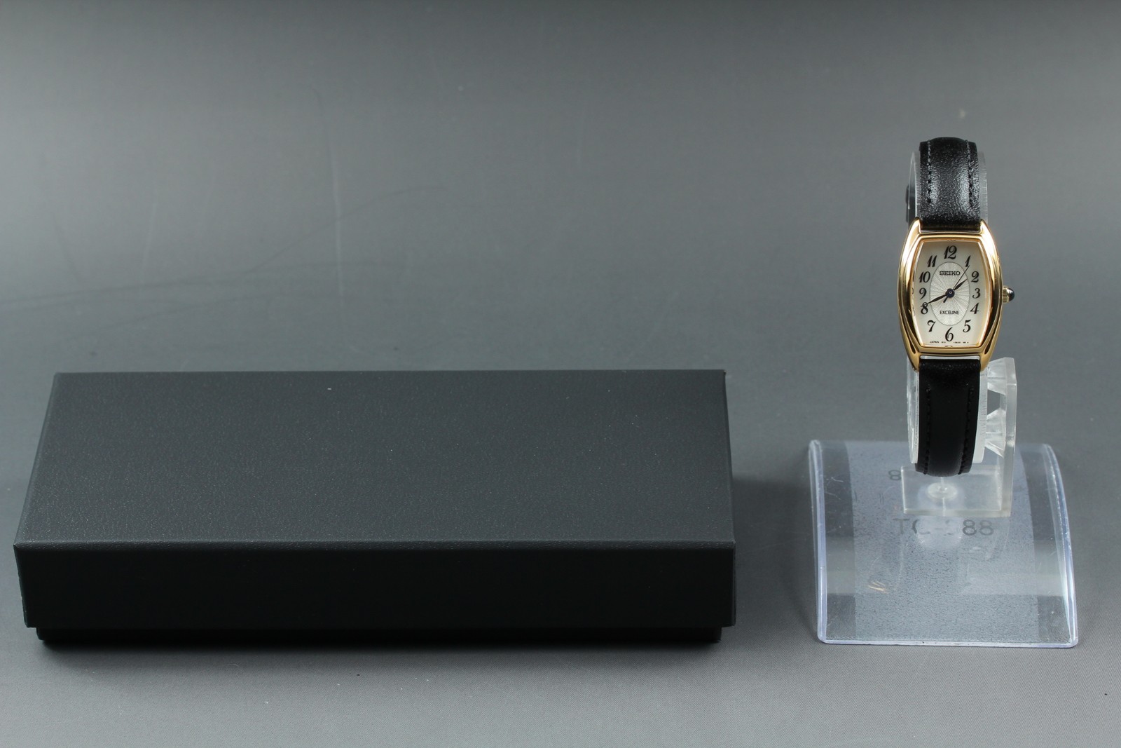 Vintage 2004 Seiko Exceline 1F21-0AJ0 Gold Tonneau Ladies Watch From JAPAN