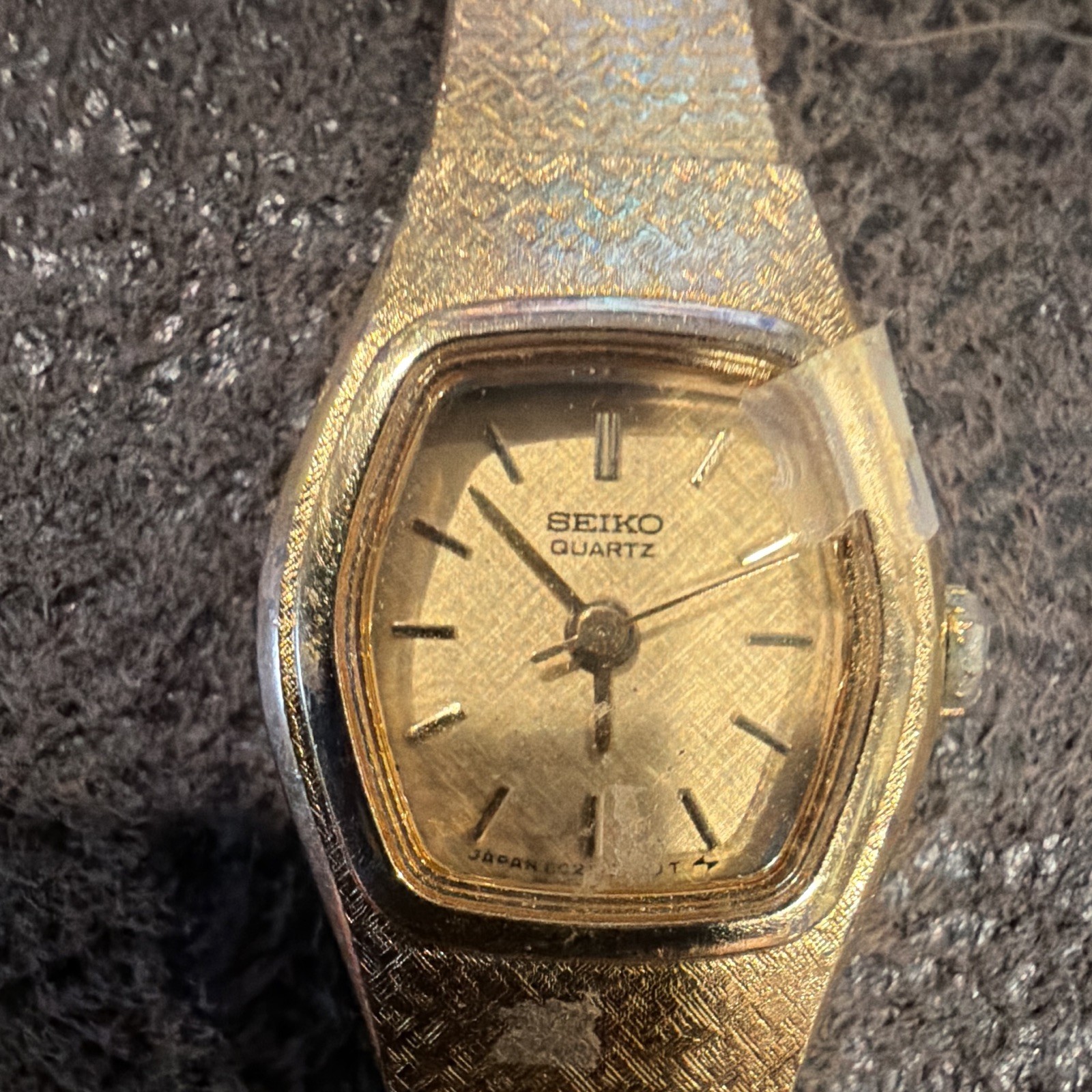 Seiko Quartz Women’s Vintage 1970s Gold Tone Cushion Watch Textured Dial