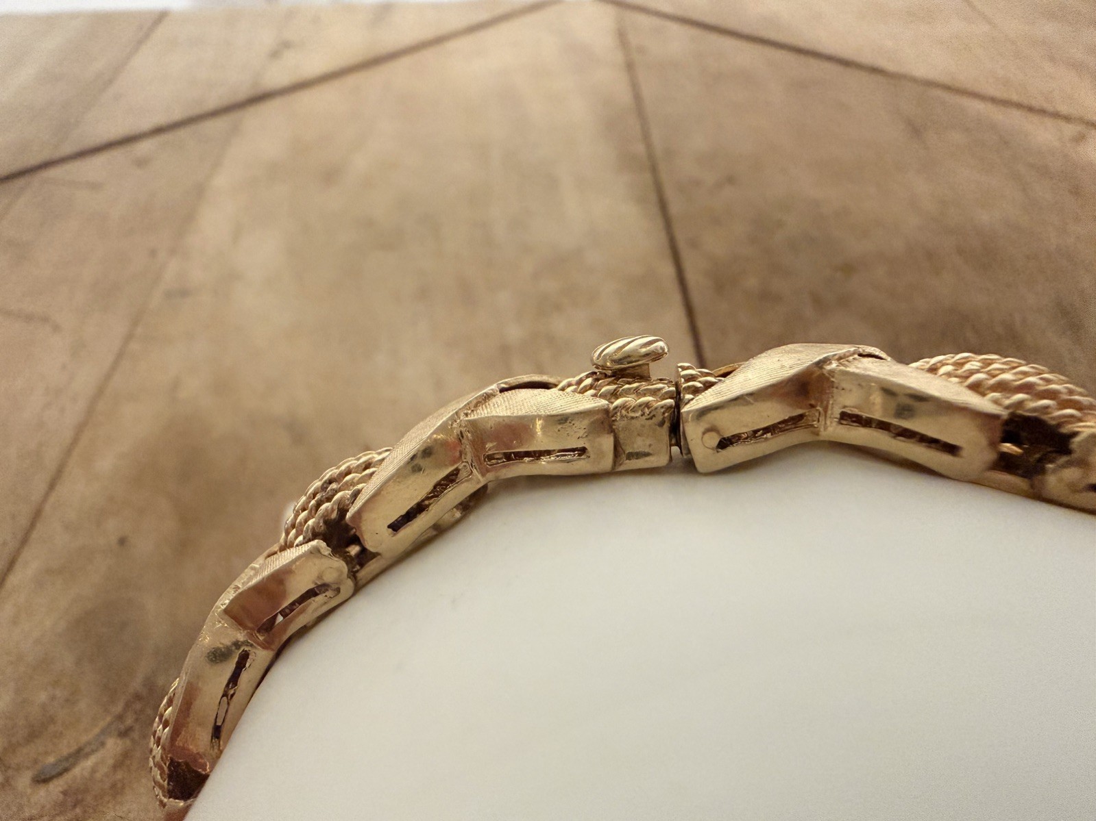 14k Gold Vintage Woven Link style bracelet, box clasp with side safety 40 grams