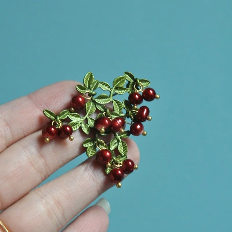 Elegant Green Cranberry Brooch Metal Pin Pearl Plant Leaf Accessories Jewelry