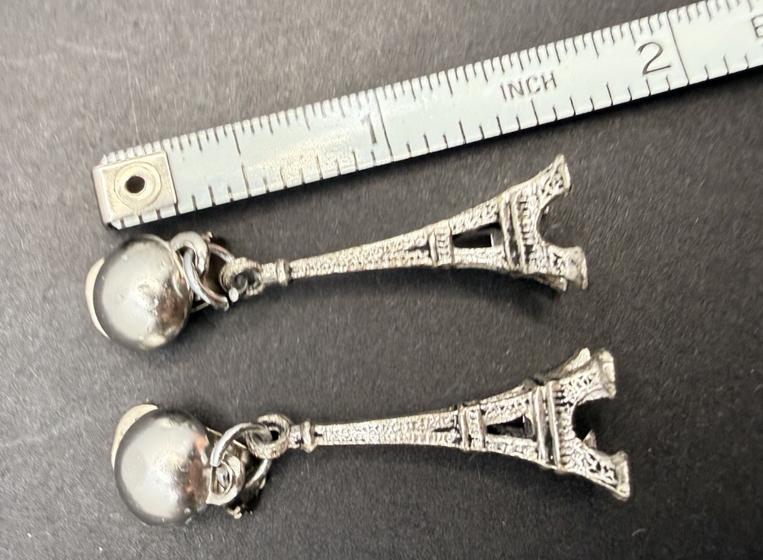 Vintage Eiffel Tower Dangle Clip Earrings Silver Tone Paris Travel Souvenir P4