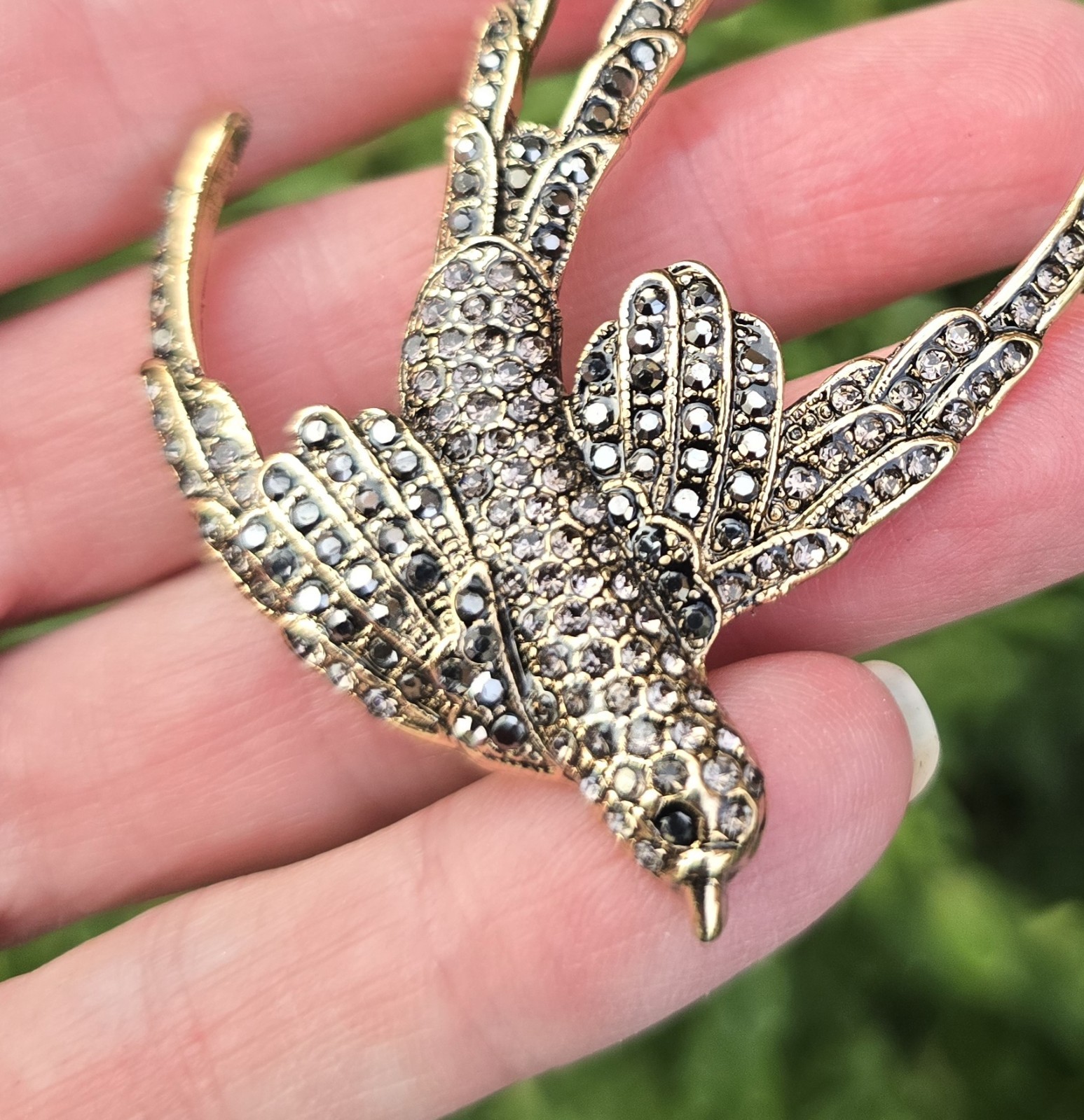 Exquisite gold Magnetic Swallow Bird Brooch. Nature, love, inspirational jewelry