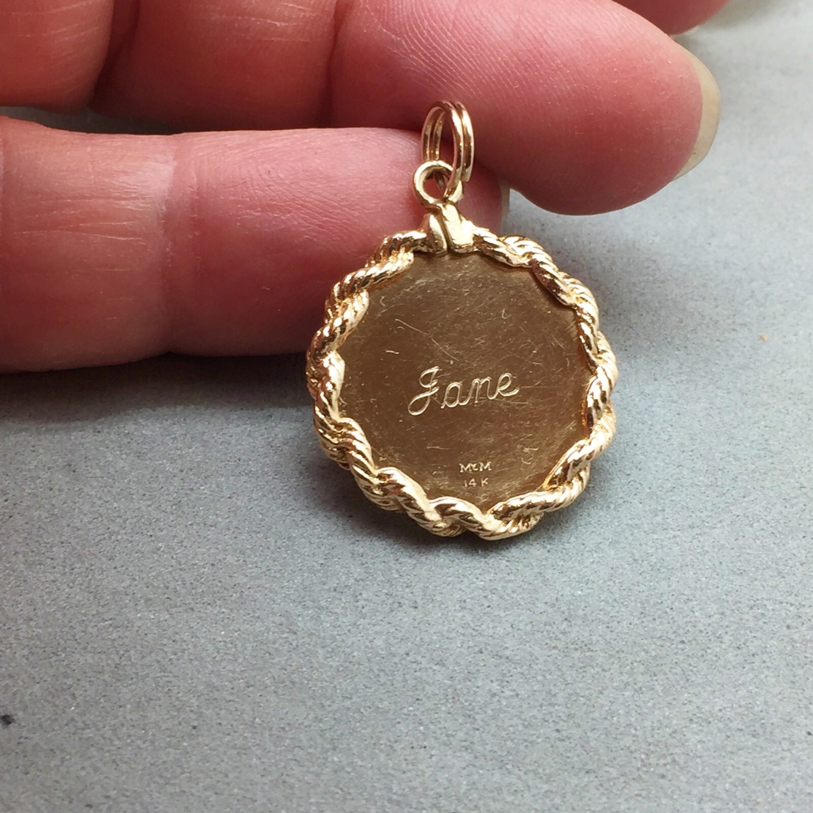Solid 14k Yellow Gold Charm “Jane / JW” Engraved Rope Edge 7/8″ M&M Co 4.1 gram