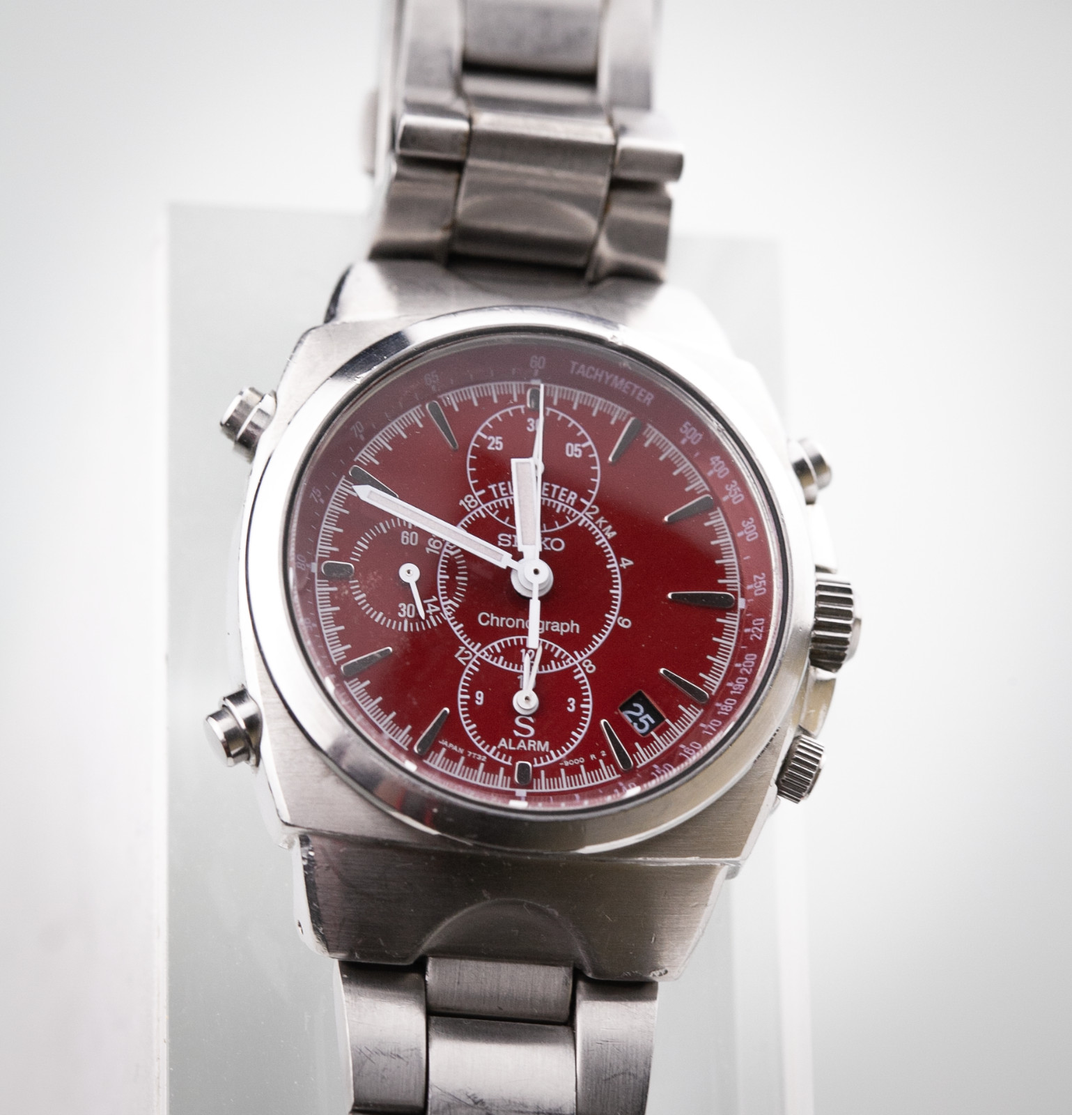 SEIKO SUS 7T32-9000 Chronograph – Desirable Red Dial