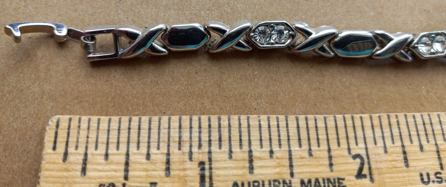 7 1/2″ X & O Silver Tone Bracelet with 10 Clear Crystals Kisses & Hugs Bracelet