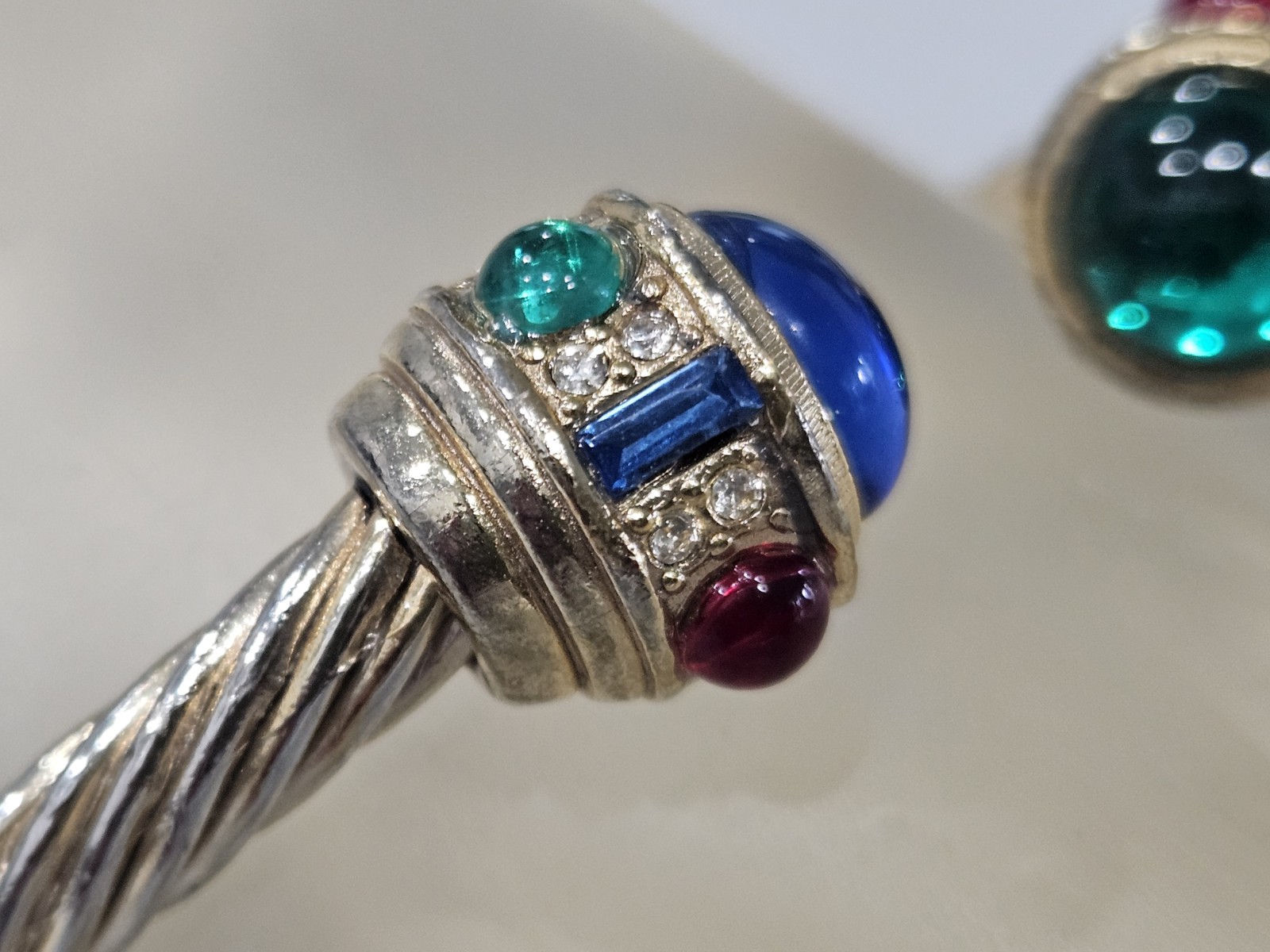 Beautiful Vtg gripoix Cabachon Blue Red Green gold tone cable cuff bracelet