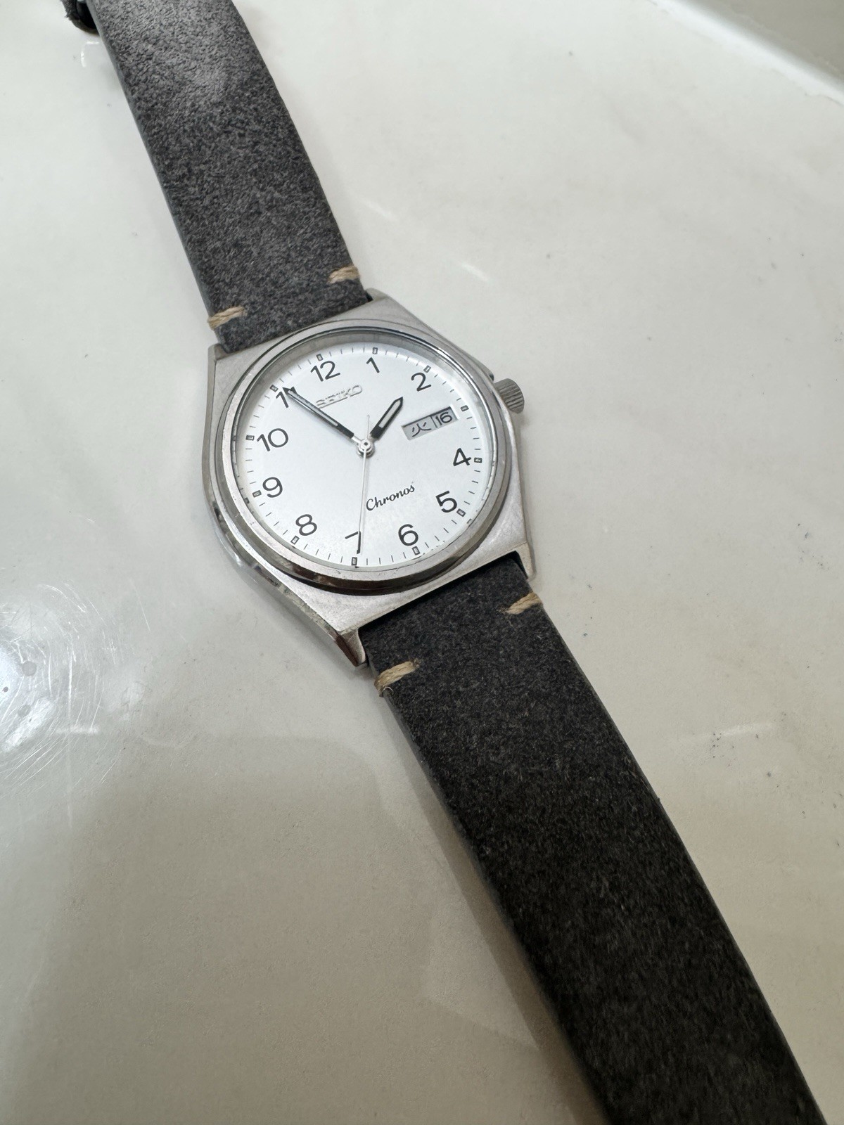 Vintage SEIKO Chronos 5H23 7060 Day Date “KANJI” White Dial Quartz Watch 36mm