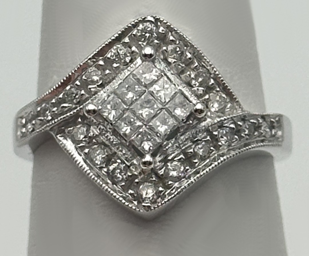 NEW 14k White Gold Ring with 0.52ctw Princess/Round Diamonds (Size 7) 4.1 gram
