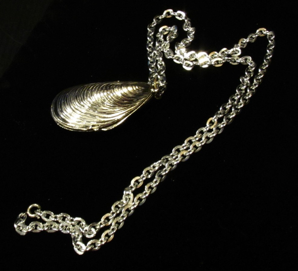 VTG Estee Lauder Aliage Mussel Shell Perfume Locket Pendant Necklace w/Perfume