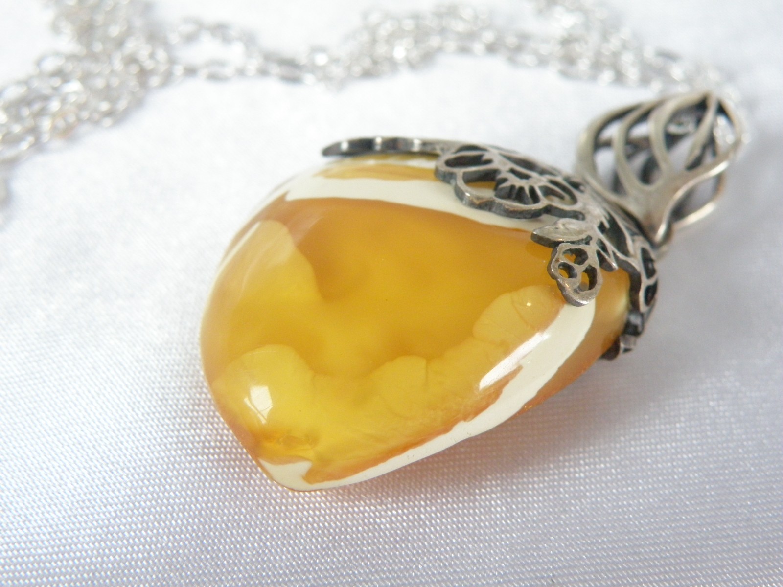 Vintage Sterling Silver 925 Butterscotch Egg Yolk Amber Pendant Necklace