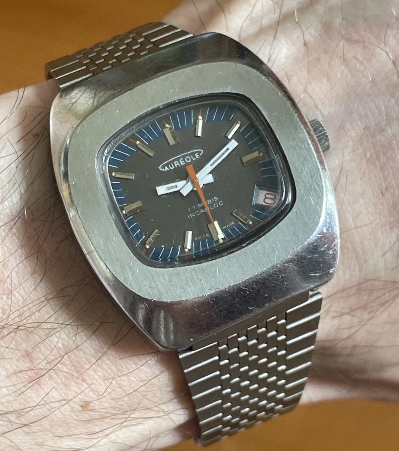VINTAGE STAINLESS STEEL MEN’S SWISS WATCH AUREOLE DATE AT 4 Manual wind