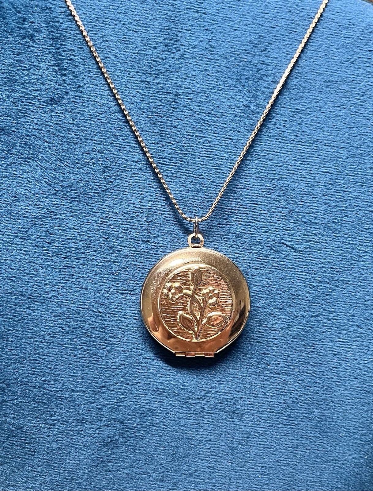Vintage Gold Tone Floral Round Locket Pendant Necklace 20 Inch Costume Jewelry