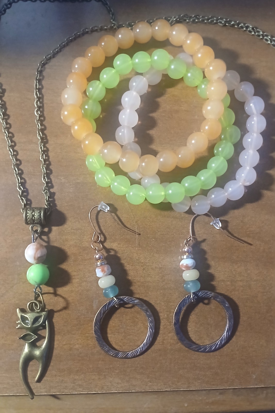 3 piece jewelry/ green/yellow bead bracelet/earrings/brass cat charm necklace