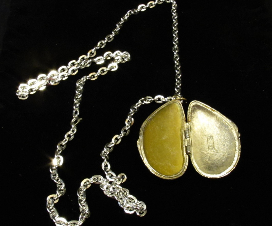 VTG Estee Lauder Aliage Mussel Shell Perfume Locket Pendant Necklace w/Perfume