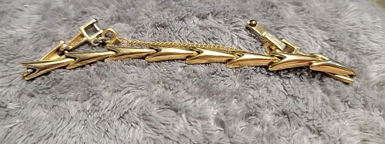 Monet Gold Tone Arrow Paneled Bracelet With Safety Chain 7″