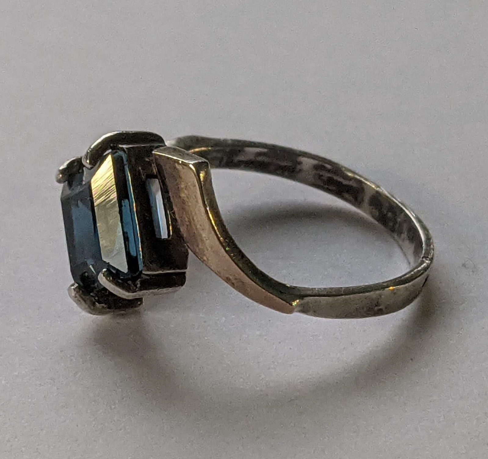 Vintage ring sterling silver 925 Size 8.5 Weight 3.29 g. Blue gem. Gold insert.