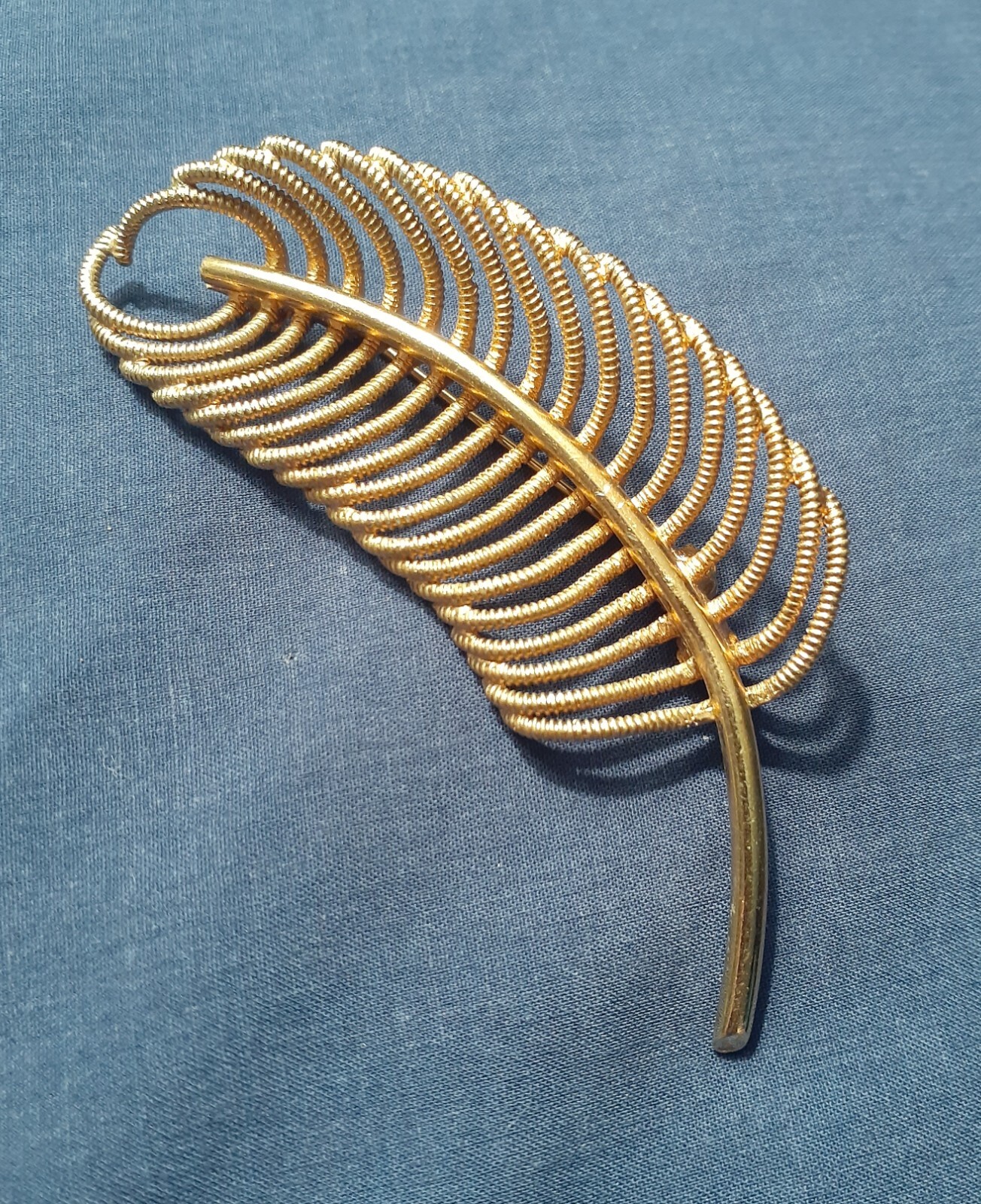 Vintage Roget TM Signed Gold Tone Filigree Feather Leaf Brooch Modernist