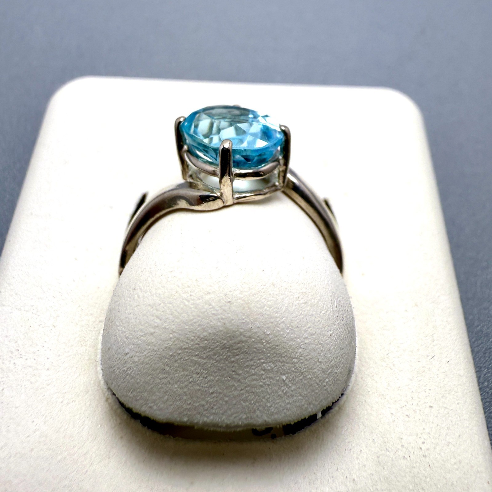 .925 2.4 grams Sterling Silver 9x7mm oval sky Blue Topaz ring Size 6.25