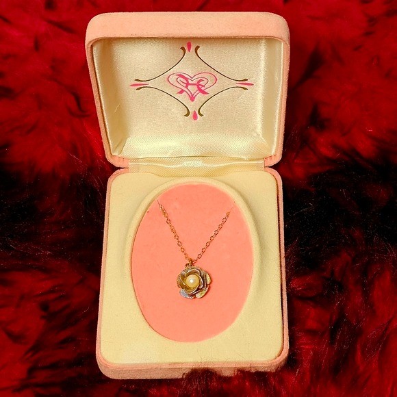 Vintage 70’s Sweet 15″ Mesh Gold Tone Rose Necklace with Pearl Accent in Box
