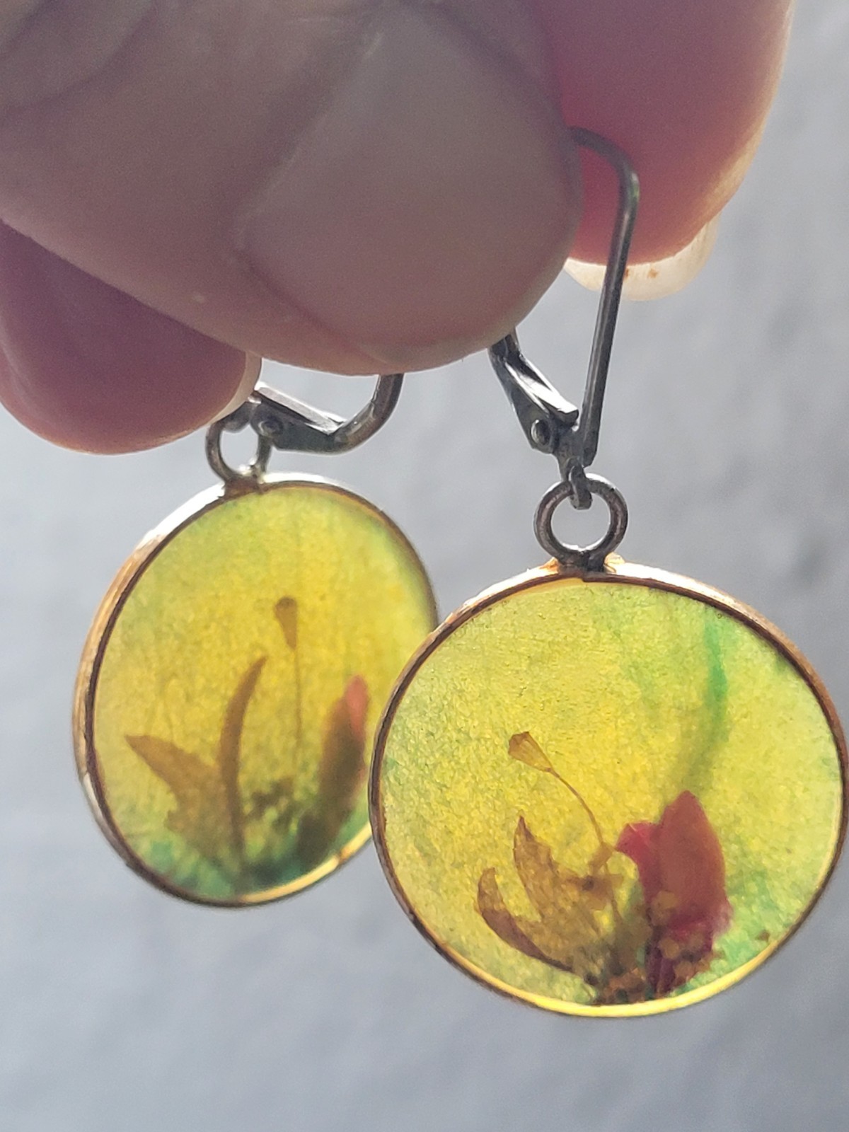 Beautiful Vintage Sterling Earrings Dried Flowers in Resin with french hook