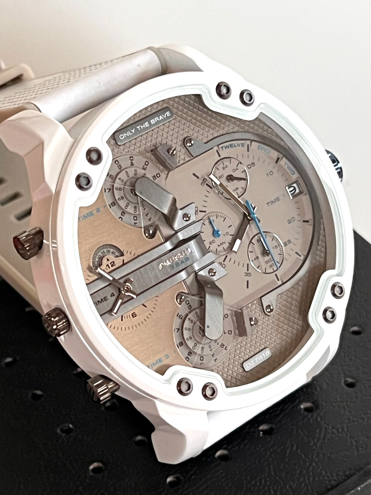 DIESEL DZ7419 men’s MR Daddy 2.0 watch with white silicone strap