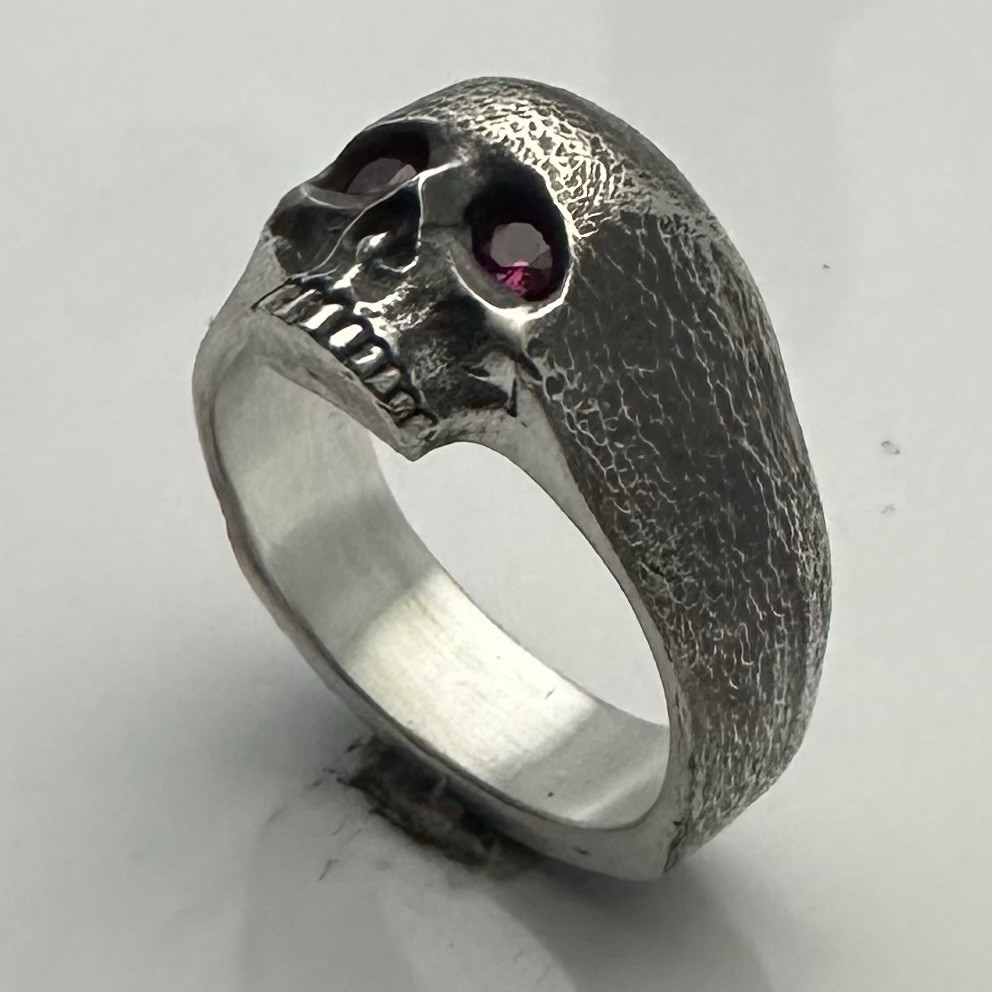 MJG STERLING SILVER KR SKULL RING. /ruby eyes. SZ 10. 18 GR. STREET FINISH