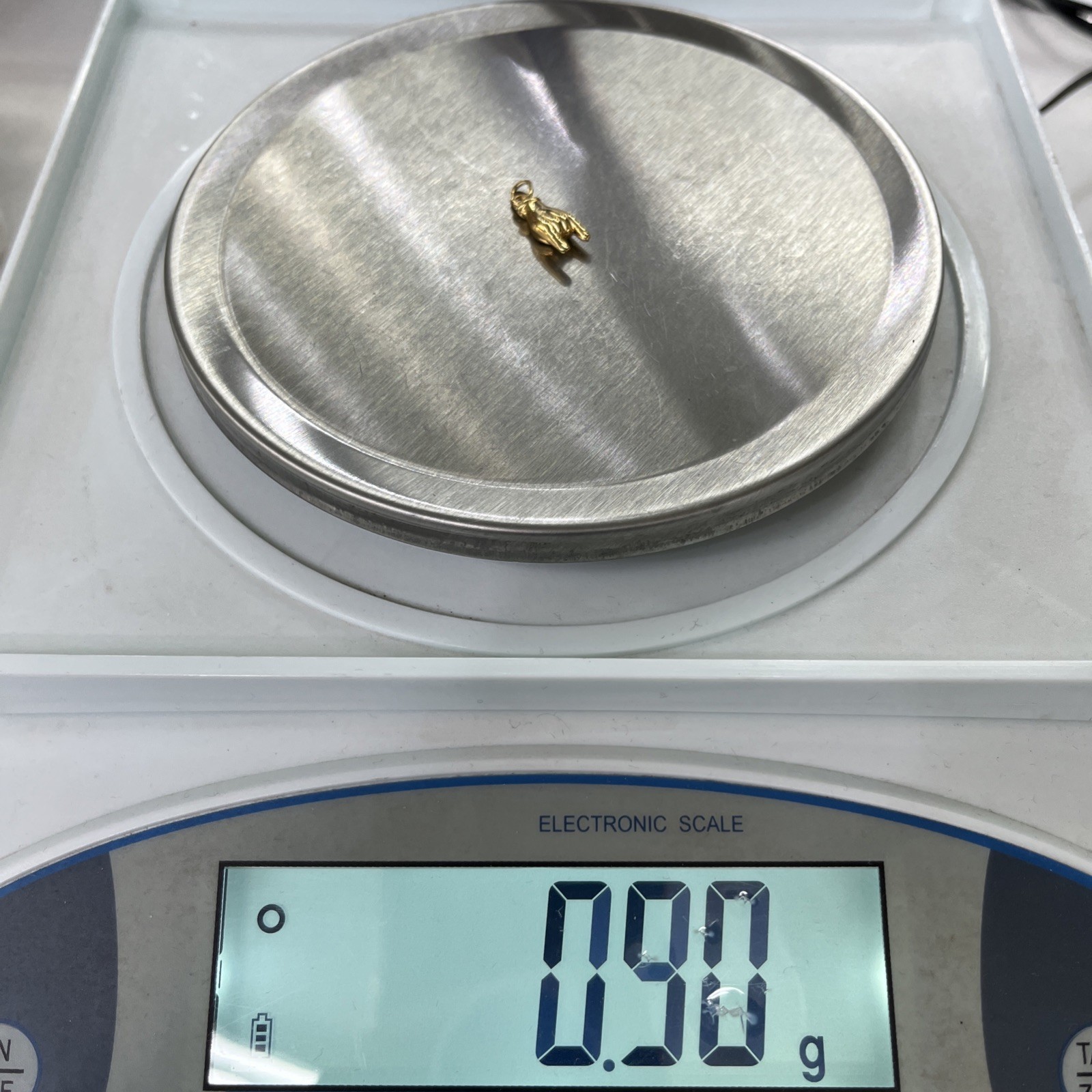 18ct 18K Yellow Gold Mano Cornuto Charm Pendant 0.90 Grams. Brand New