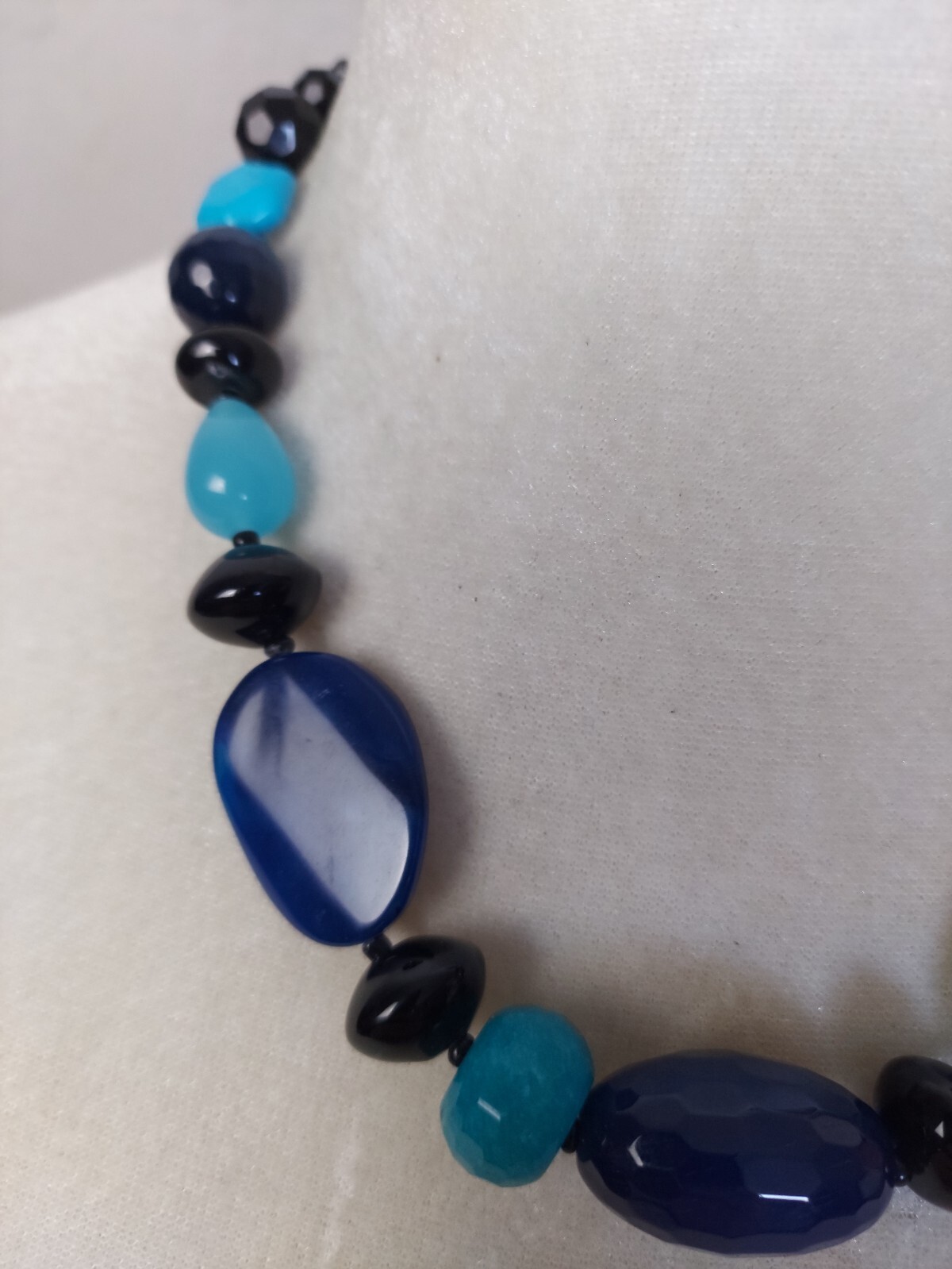 Faucet Black & Blue Glass Pendant Silver Tone Chain Necklace Jewelry 18″ Long
