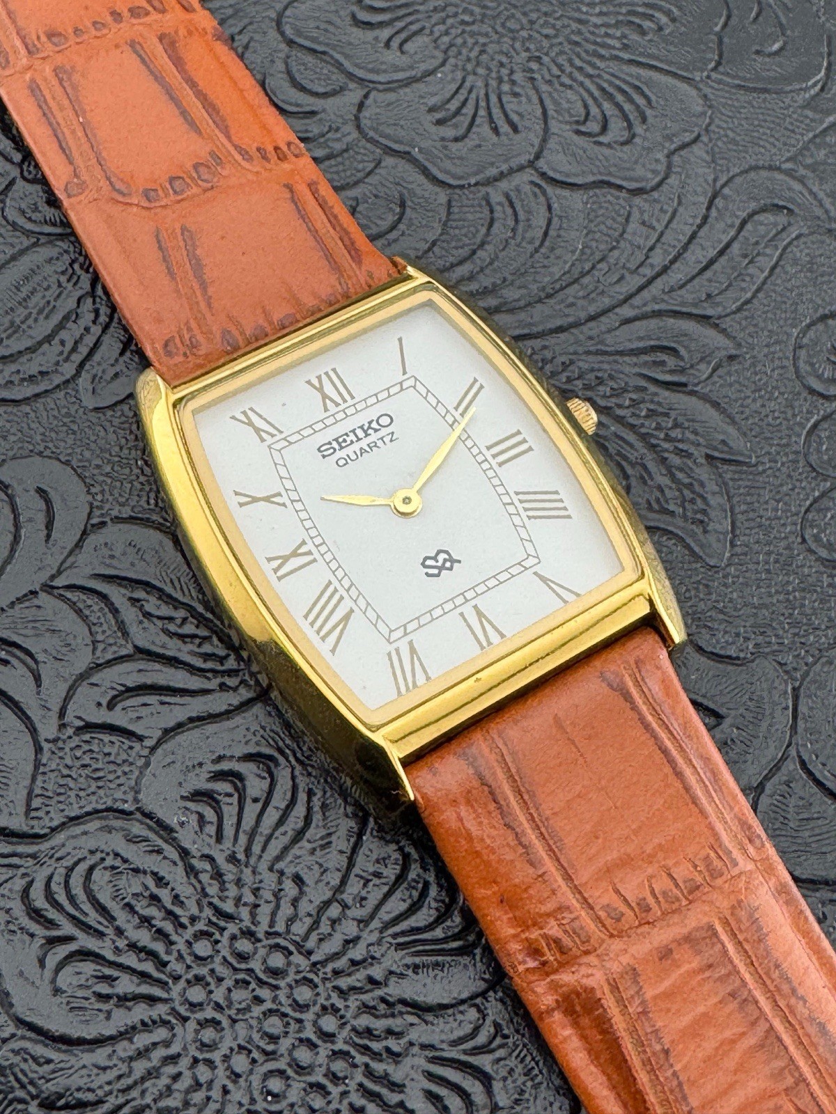 WHITE DIAL Vintage Seiko Slim Tonneau Tank Men’s Wrist Watch