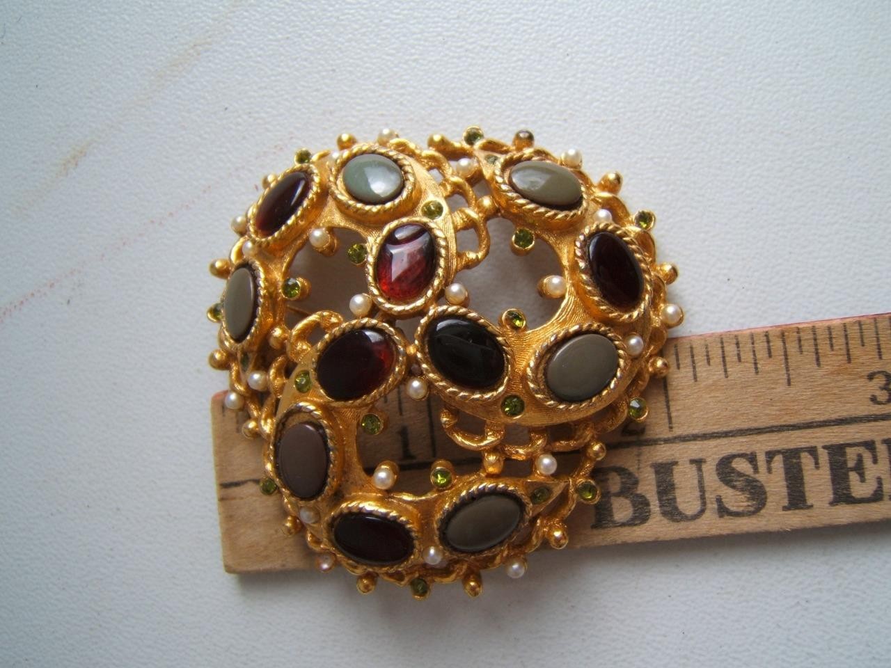 VINTAGE CORO GOLD TONE BROOCH PIN W/ RED & GREEN STONES