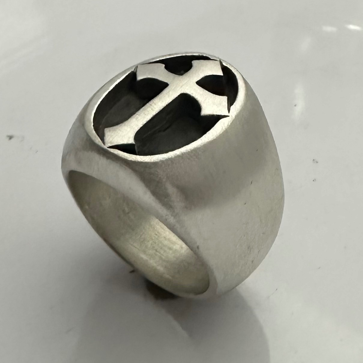 MJG STERLING SILVER MEN’S CROSS RING. 33 gr. TOP= 19.6 X 15MM. SIZE 10