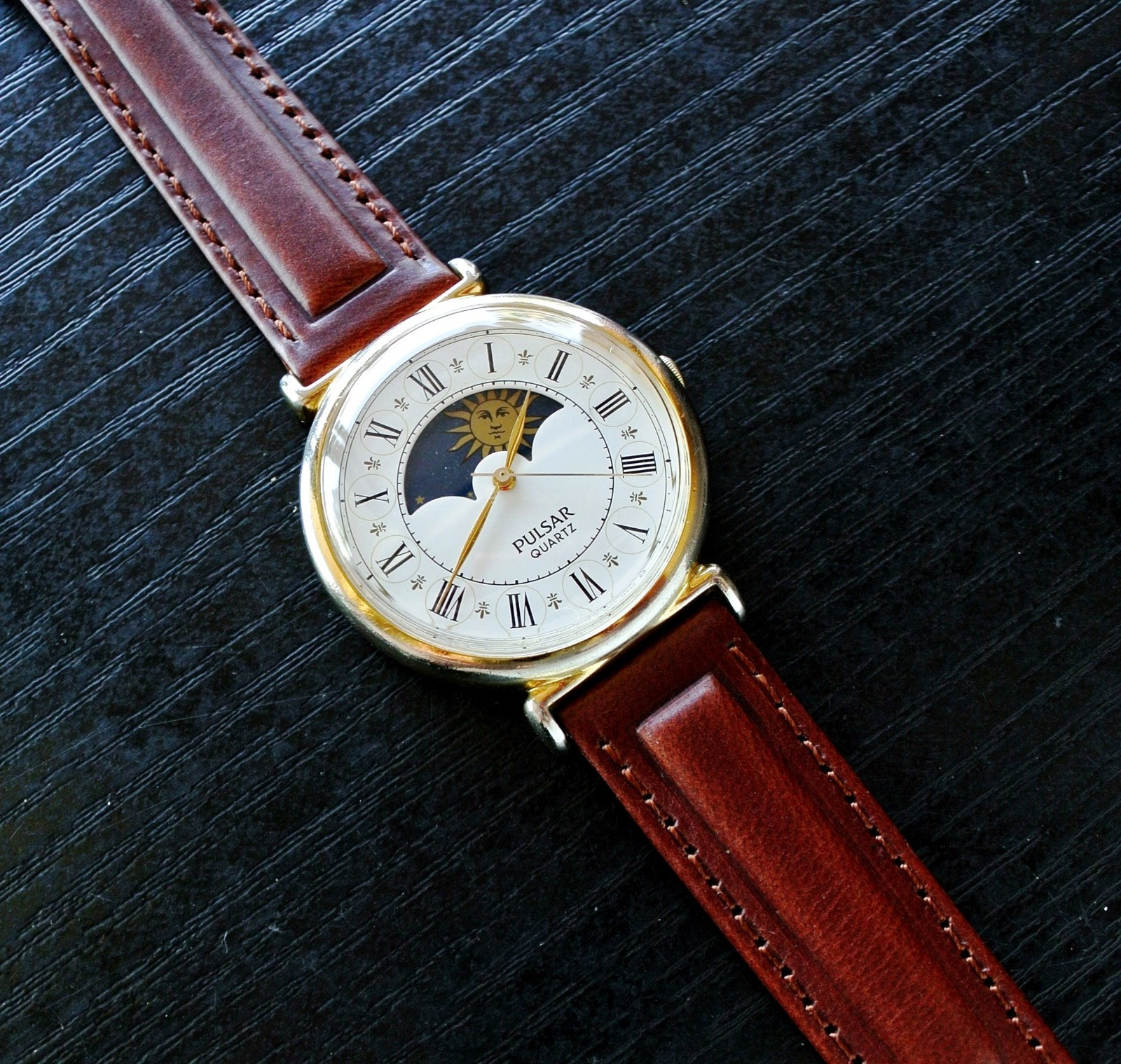 VINTAGE PULSAR SEIKO ELEGANT MOON PHASE QUARTZ MEN’S GOLDEN LEATHER DRESS WATCH