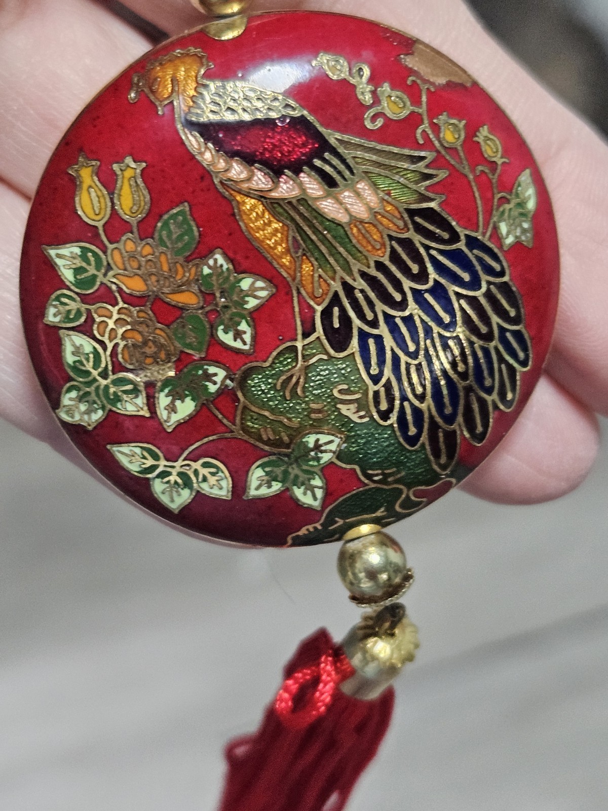 VINTAGE CLOISONNE COLORFUL PUFFY 2-SIDED PEACOCK FLORAL ROUND PENDANT W/24″ CORD
