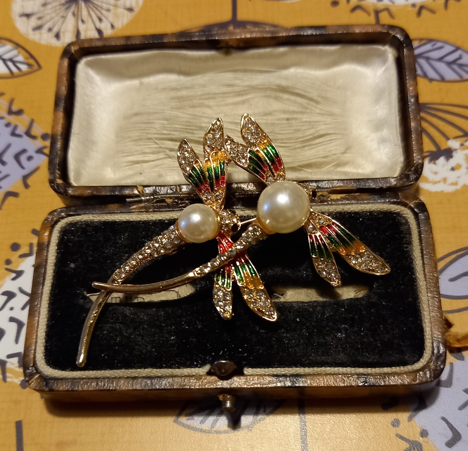 VINTAGE STYLE FAUX PEARL DOUBLE DRAGONFLY BROOCH VERY PRETTY
